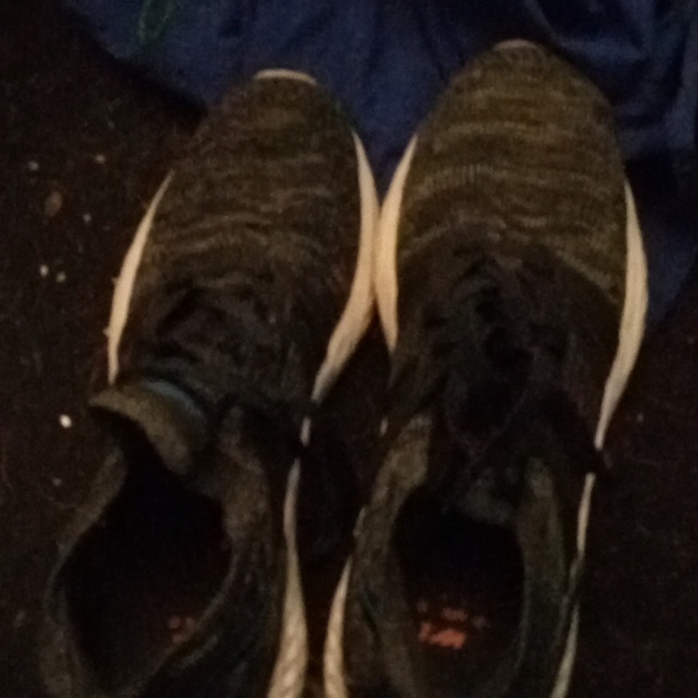 Avia, Size 11, Black and white